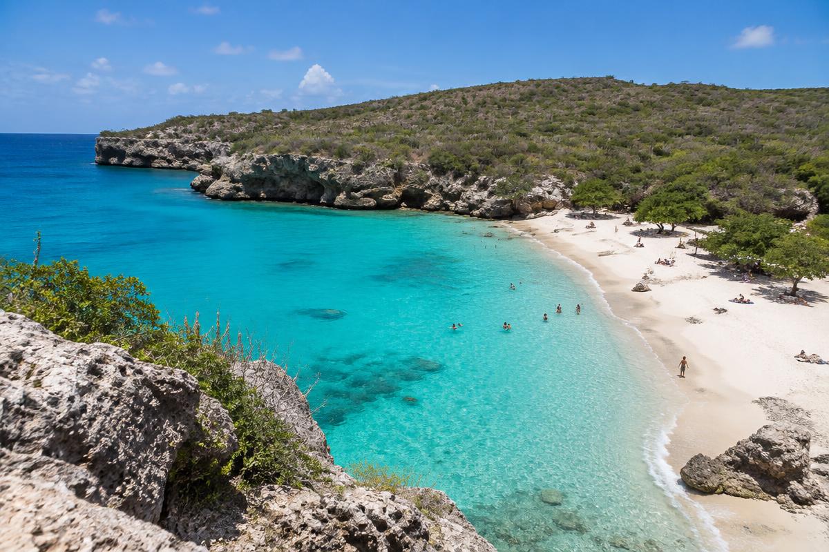 Turquoise Caribbean water at Kenepa Grandi, Curaçao